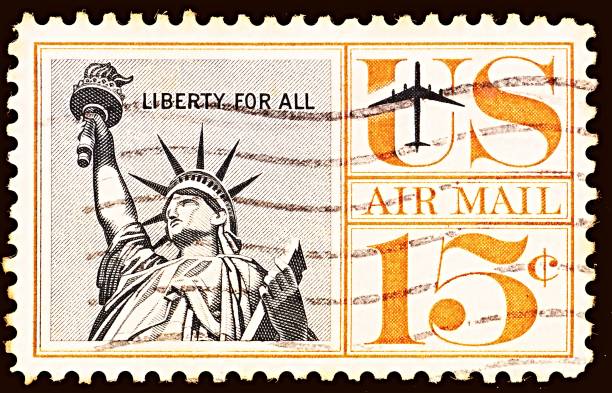 air mail stamp, imprimé par les états-unis, montre statue de la liberté, - statue of liberty old fashioned new york city independence photos et images de collection
