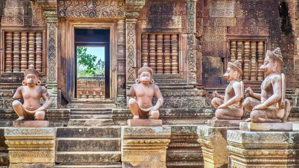 la entrada al templo banteay srei del siglo x en angkor estaba en siem reap, camboya. - angkor wat buddhism cambodia tourism fotografías e imágenes de stock