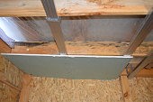 gipskarton-installation-an-decke-und-wan