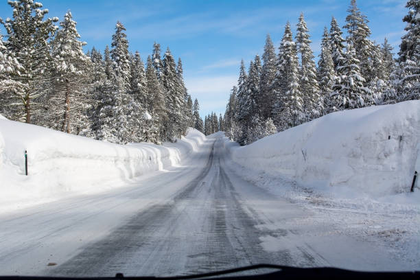 카슨 패스를 향한 냉동 도로 고속도로 88 - plowed road 뉴스 사진 이미지