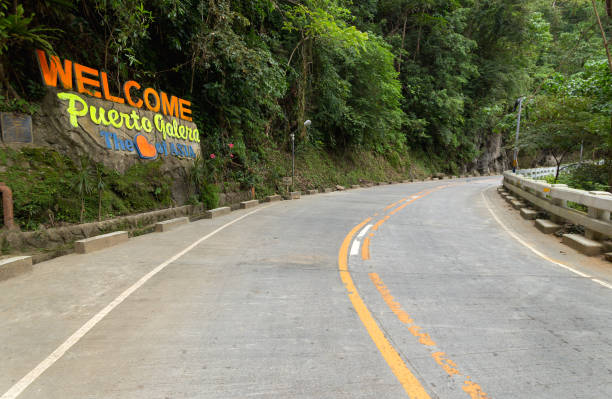 "benvenuti a puerto galera, il cuore dell'asia" segno in pietra, isola di mindoro, cascate di tamarram, luogo turistico popolare delle filippine - puerto galera foto e immagini stock