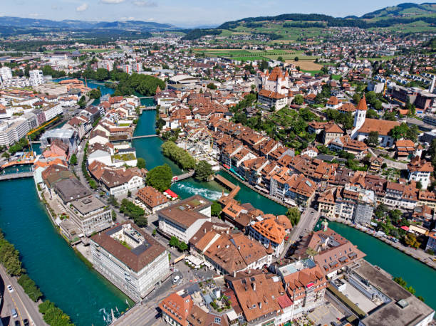 vista aérea del paisaje urbano de thun, suiza - lake thun swiss culture berne castle fotografías e imágenes de stock