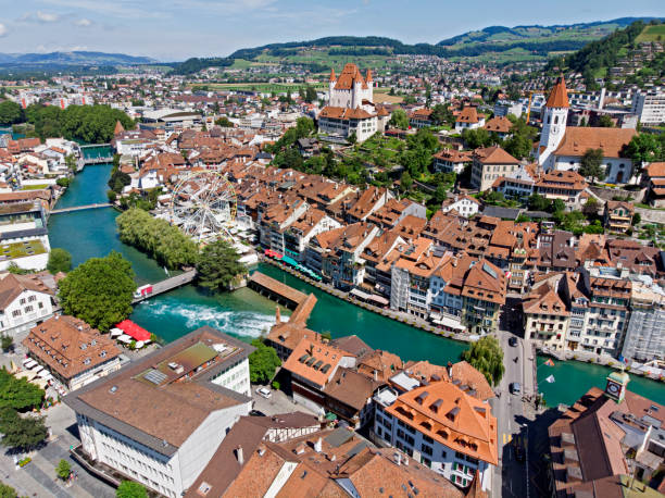 luftaufnahme des thuner stadtbildes, schweiz - lake thun swiss culture switzerland berne stock-fotos und bilder