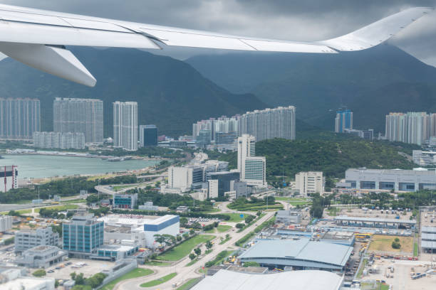 飛行機が香港空港を離陸している間、飛行機の窓から眺めます。 - airplane taking off sky commercial airplane ストックフォトと画像