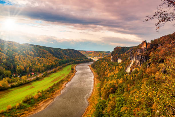 색슨 스위스, 독일에서 엘베 계곡의 파노라마 뷰와 가을 풍경 - elbe valley 뉴스 사진 이미지