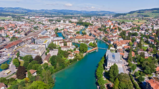 vista aérea del paisaje urbano de thun, suiza - lake thun swiss culture berne castle fotografías e imágenes de stock