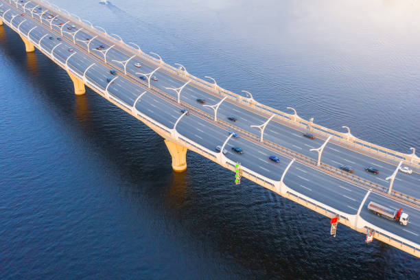 高速高速道路、交通道路を回る、湾の海川を渡る橋。航空写真のトップビュー。 - traffic sea passage overpass car ストックフォトと画像