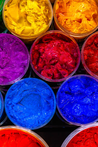 vue du haut de plusieurs couleurs pour le tee-shirt d'impression - silk screen paint multi colored blue photos et images de collection