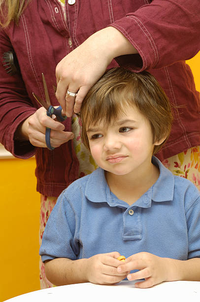 infelice ragazzo sempre un taglio di capelli - ca02 foto e immagini stock