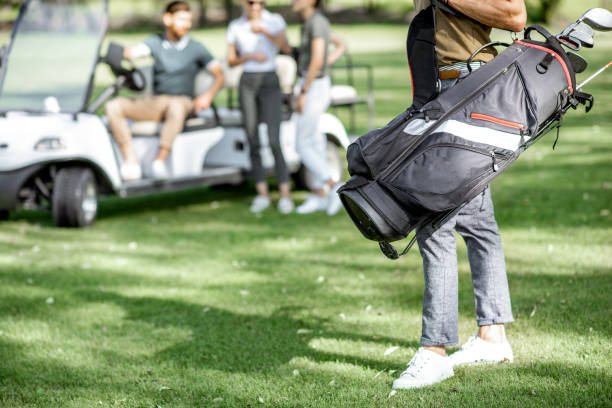 プレイコースにゴルフバッグを持つ男 - ゴルフバッグ ストックフォトと画像