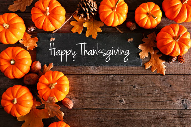 happy thanksgiving tafelschild mit ecke rand von kürbissen und blätter über rustikalen holz - miniature pumpkin stock-fotos und bilder