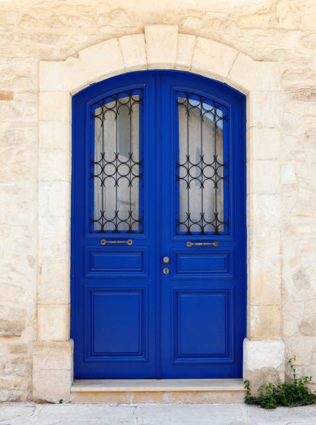 красивая старая дверь в темно-синий. фрагмент фасада дома из песчаника, кипр, европа. - gate handle door traditional culture стоковые фото и изображения