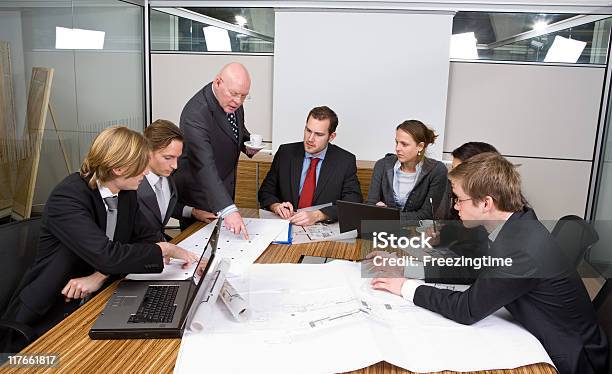 Foto de Grupo De Pessoas Trabalhando Em Um Projeto e mais fotos de stock de Arquiteto - Arquiteto, Arquitetura, Cooperação