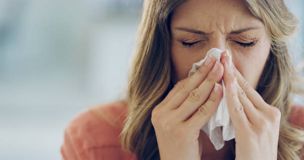 я болен, как щенок сегодня - sneezing tissue young adult cold стоковые фото и изображения