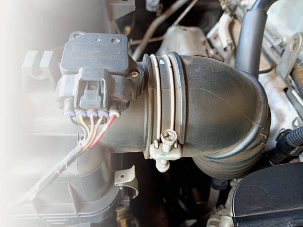 큰 검은 공기 튜브는 자동차의 엔진 룸에서 센서와 전선에 연결 - intake 뉴스 사진 이미지
