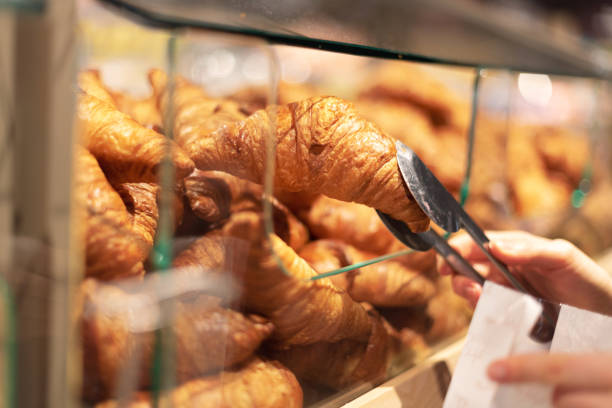 mädchen wählen gebäck im supermarkt. kopieren sie den speicherplatz. gesundeernährung. nachhaltiger lebensstil. - supermarket fast food fast food restaurant people stock-fotos und bilder