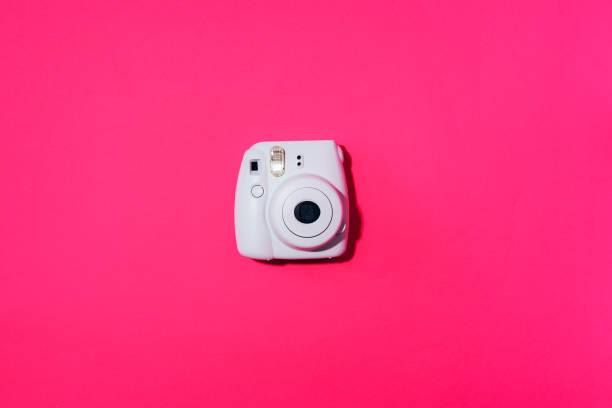 wilno, litwa - 16 września 2019: fujifilm instax mini instant film camera na szarym tle. - editorial use flash zdjęcia i obrazy z banku zdjęć