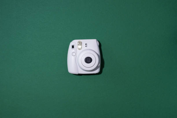 wilno, litwa - 16 września 2019: fujifilm instax mini instant film camera na zielonym tle. - editorial use flash zdjęcia i obrazy z banku zdjęć