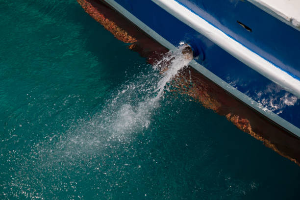 la descarga de sentina del barco - bilge fotografías e imágenes de stock