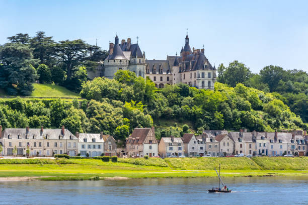 замок шомон-сюр-луара в долине луары, франция - town village panoramic green стоковые фото и изображения