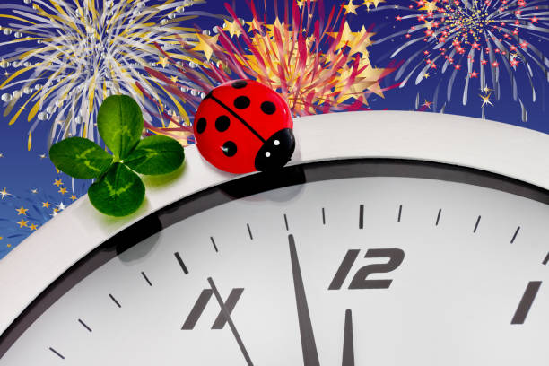 concept de réveillon du nouvel an avec des feux d'artifice d'horloge et des symboles chanceux - 2013 new years eve number year photos et images de collection