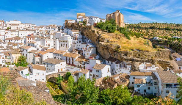 a bela aldeia de setenil de las bodegas, provice de cádiz, andaluzia, espanha. - spain seville sevilla andalusia - fotografias e filmes do acervo