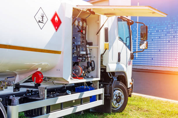 autocisterna con equipaggiamento aperto per il rifornimento di aeromobili durante i voli e la manutenzione. - built structure truck trucking fuel storage tank foto e immagini stock