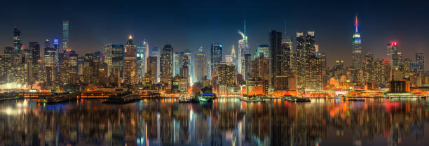 vue sur manhattan la nuit - new york city finance manhattan famous place photos et images de collection
