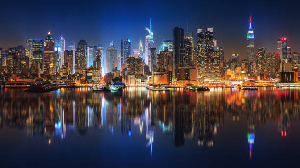 blick auf manhattan bei nacht - night cityscape reflection usa stock-fotos und bilder