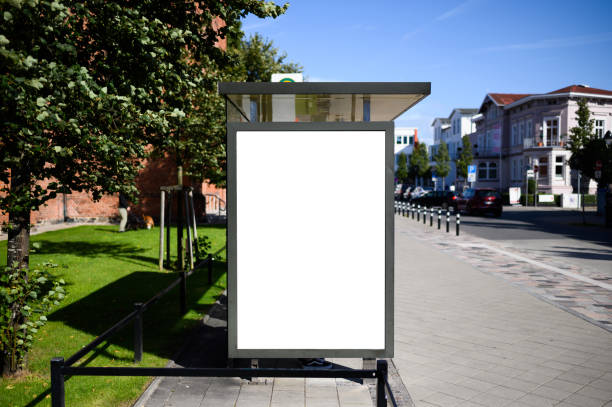 leere bushaltestelle 6-blatt oder plakat-werbevorlage mit kopierplatz an einem sonnigen tag mit blauem himmel geschossen - bus station stock-fotos und bilder
