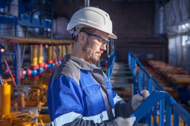 o mecânico-o reparador, gás da produção do operador, óleo, indústria do gás. equipamento de condicionamento de gás e armadura da válvula - oil and gas exploration - fotografias e filmes do acervo