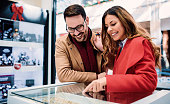 einkaufszeit-junges-paar-juwelen-in-schmuck-shop-betrachten-konsum-liebe-dating-lifestyle.jpg?b=1&s=170x170&k=20&c=IwXsb7jrL2IahH3C6cU1gqssomxoTydoLxWZ2vlwh94=