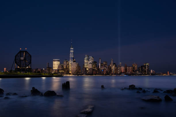 el monumento temporal 9/11 tribute in lights en el bajo manhattan vista de la ciudad de nueva york desde nueva jersey - new york city skyline new york state freedom fotografías e imágenes de stock