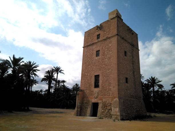 torre medieval llamada torre vahillo en la ciudad de elche - elche españa fotografías e imágenes de stock