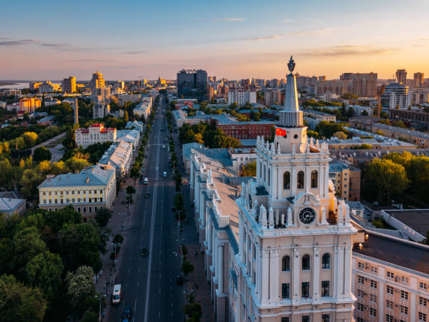 verano nocturno voronezh, vista aérea. torre de gestión del ferrocarril sudoriental y perspectiva de la revolución - sudoriental fotografías e imágenes de stock