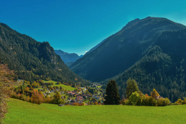 paysage suisse coloré d'automne dans filisur. - graubunden canton mountain travel valley photos et images de collection