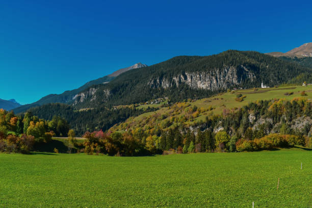 paysage suisse coloré d'automne dans filisur. - graubunden canton mountain travel valley photos et images de collection