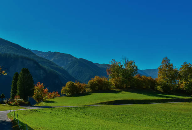 paysage suisse coloré d'automne dans filisur. - graubunden canton mountain travel valley photos et images de collection