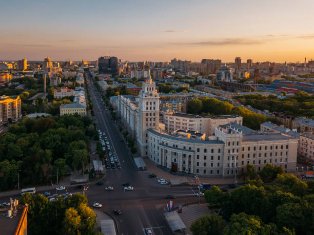 verano nocturno voronezh, vista aérea. torre de gestión del ferrocarril sudoriental y perspectiva de la revolución - sudoriental fotografías e imágenes de stock