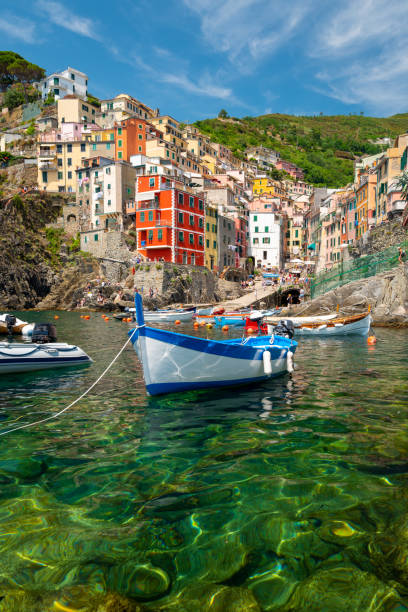 リオマッジョーレ海岸線、チンクエテッレ、イタリア - ligurian sea ストックフォトと画像