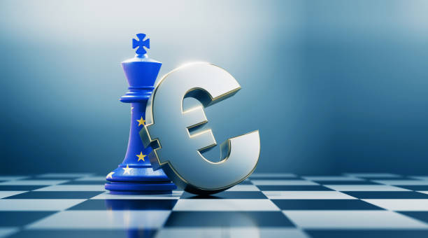pezzo scacchistico a re singolo strutturato con bandiera dell'unione europea e simbolo metallico dell'euro in piedi sulla scacchiera in bianco e nero - bce foto e immagini stock