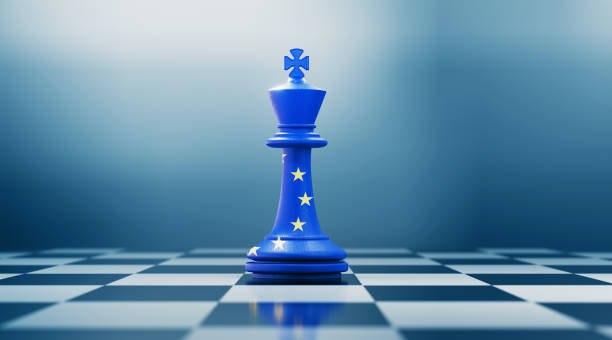 黒と白のチェスボードに欧州連合の旗でテクスチャ孤独な王のチェスピース - chess king chess chess piece black ストックフォトと画像