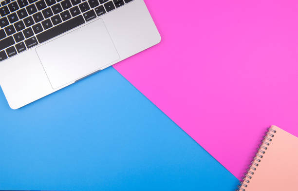 laptopy i notebooki umieszczone na tle na różowym tle. pastelowe jasne kolory - spiral notebook zdjęcia i obrazy z banku zdjęć
