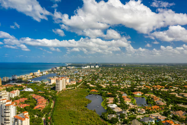 nápoles bairros costeiros aéreos foto drone - collier county - fotografias e filmes do acervo