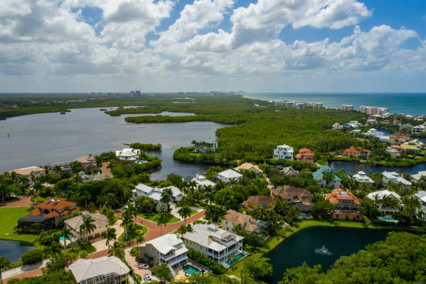 高級住宅不動産ナポリベアフットビーチfl - florida naples florida house residential structure ストックフォトと画像