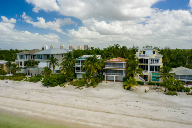 foto aérea frente a la playa homes barefoot beach fl - florida naples florida house residential structure fotografías e imágenes de stock