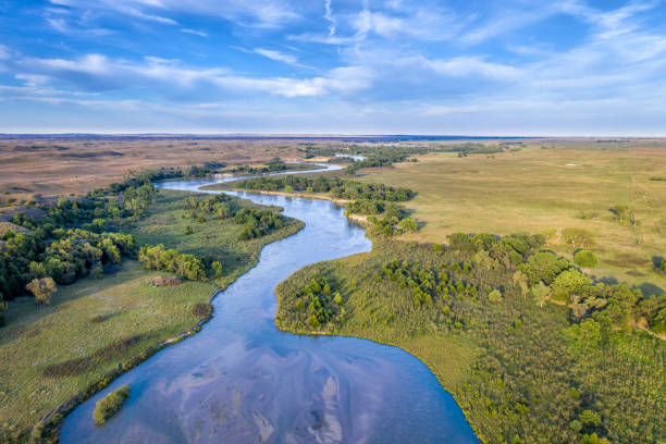 triste river serpeggiante attraverso nebraska sandhills - nebraska midwest usa farm prairie foto e immagini stock