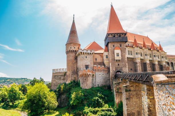 castillo medieval de corvin (castillo de hunyad) en hunedoara, rumania - hunyad castle fotografías e imágenes de stock