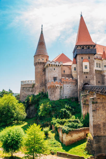 castillo medieval de corvin (castillo de hunyad) en hunedoara, rumania - hunyad castle fotografías e imágenes de stock
