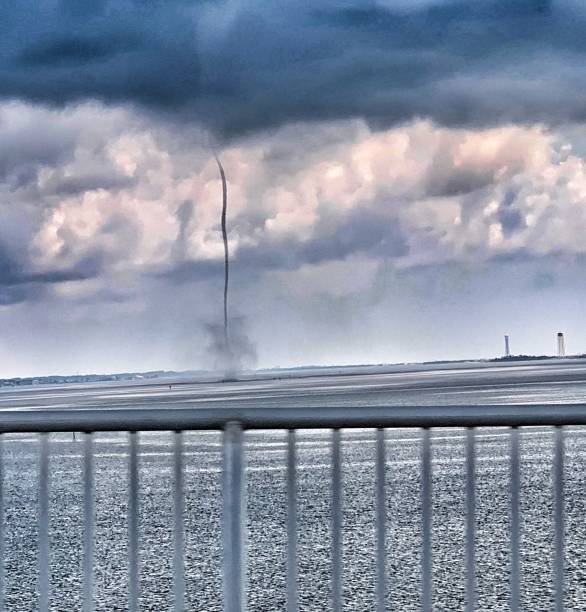 데스틴 플퍼때 모양의 토네이도 위에 물주둥이 - funnel shaped cloud 뉴스 사진 이미지